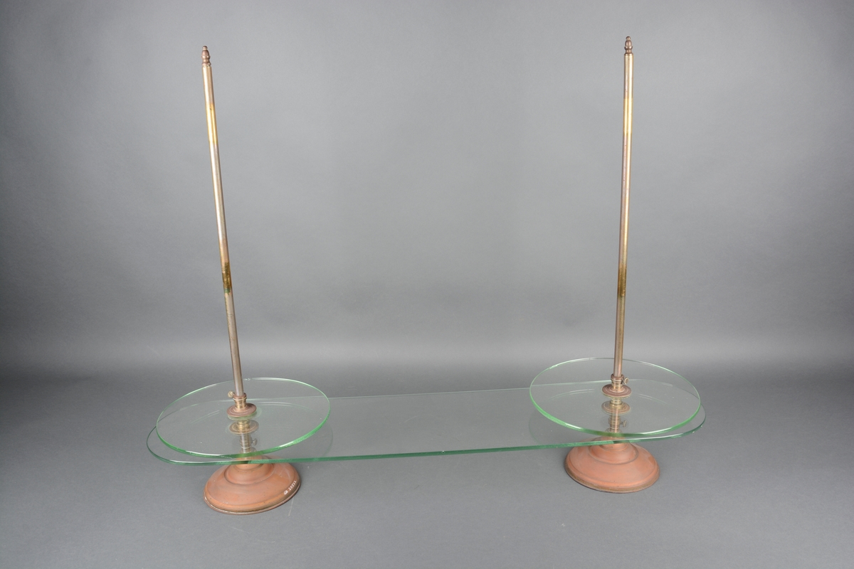 En oval og to runde glassplater montert på to metallstativ. Til utstilling av konditorvarer.