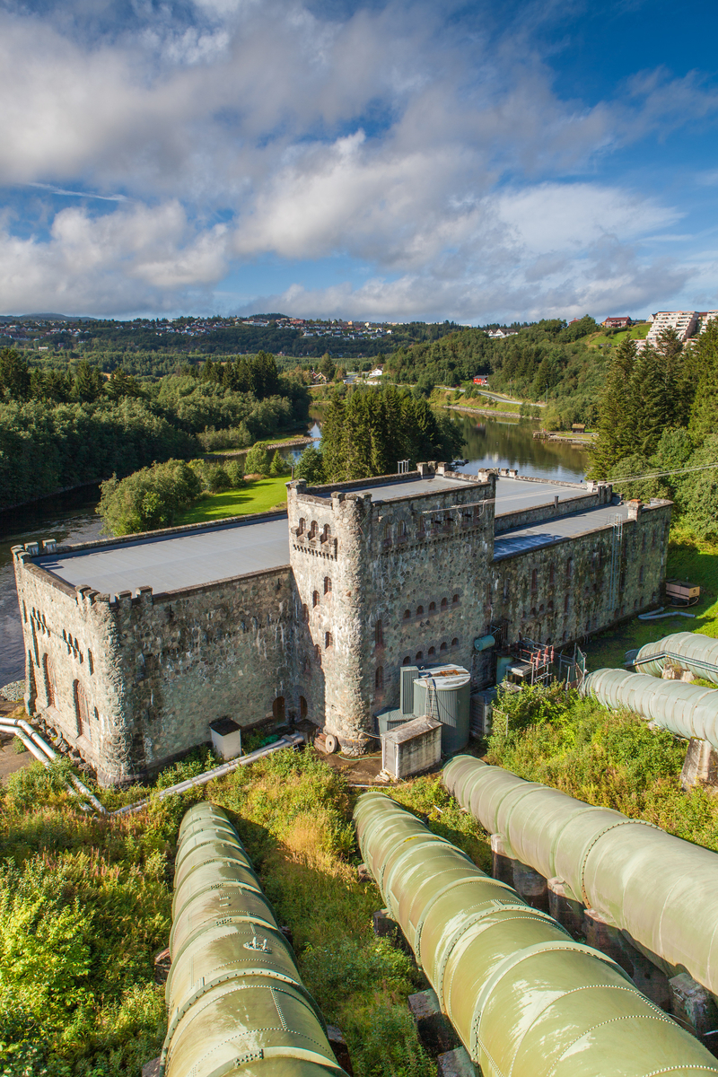 Nedre Leirfoss kraftstasjon med røyrgate. Kraftstasjonen er frå 1910. I forbindelse med at Leirfossene kraftverk vart satt i drift i 2008 har kraftstasjonen blitt ombygd til eit småkraftverk.