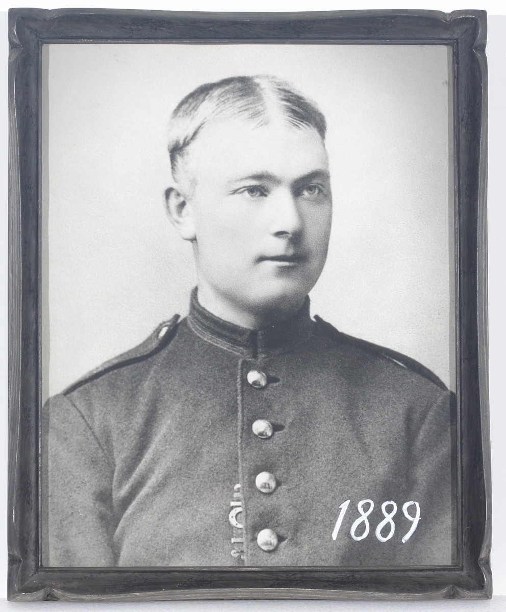 Foto av Karl Gottfrid Moberg i uniform. Bröstbild, halvprofil.