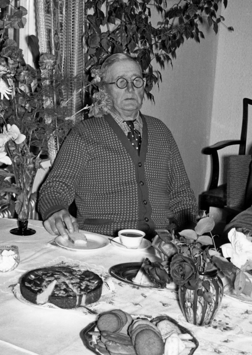 Stallarholmen 24 oktober 1961

Fd indelte soldaten Knut Viktor Hamn uppvaktas med blommor och transistor-radio på sin 80-årsdag.

Bild1. Från v. fj Åke Erbén, K V Hamn, kn Gustaf "Putte" Söderblom och rustm Algot Englund.

Bild 2. Jubilaren vid kaffebordet.