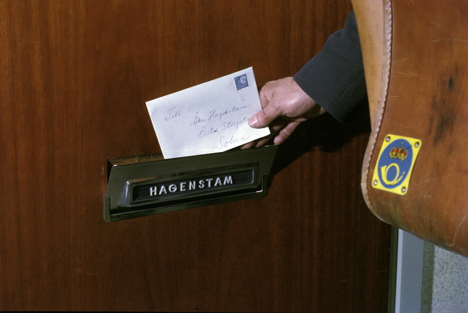 Seriebild M 8. Brevbäraren "beställer" mormors brev (se bild M 1)
till Åke Hagenstam i familjens brevinlägg på Östra Storgatan i Solna
(fiktiv adress).