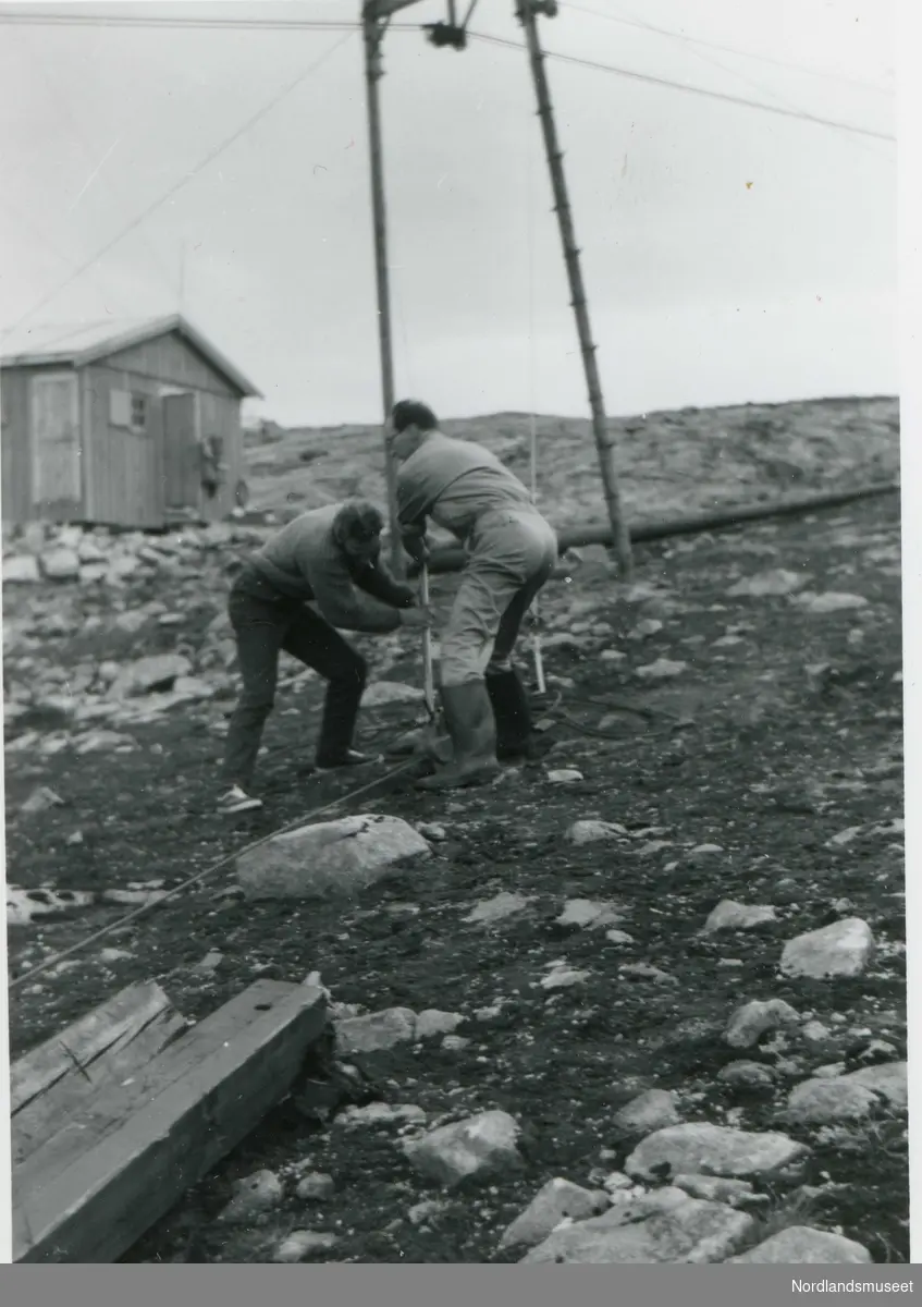 To menn under bygging av taubane til Småtindan hovedsender i Steigen.