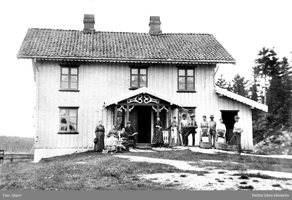 Amundrud i Spydeberg, oppstilling til storvask på tunet, ca. 1890. Personene er ukjente.
