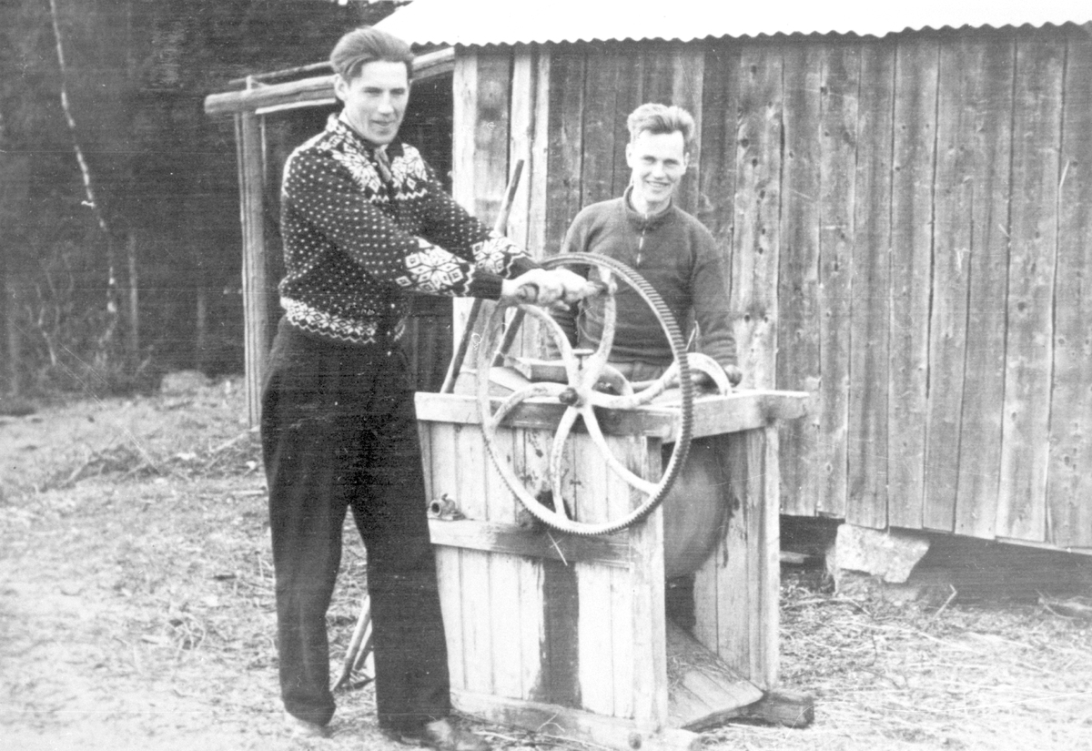 Tomas og Helge Haugrud med ei treskemaskin.