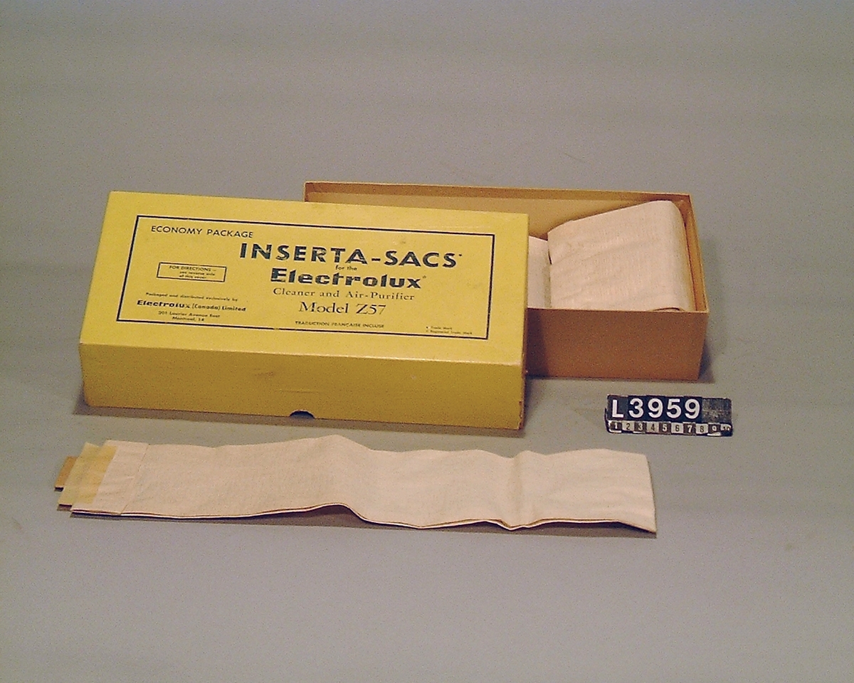 Kartong med 13 st. papperspåsar# "Inserta-Sacs", for the Electrolux Cleaner and Air-Purifier, mod Z57. I lådan ligger också ett kuvert. med ordersedel för att skicka in och beställa fler påsar.