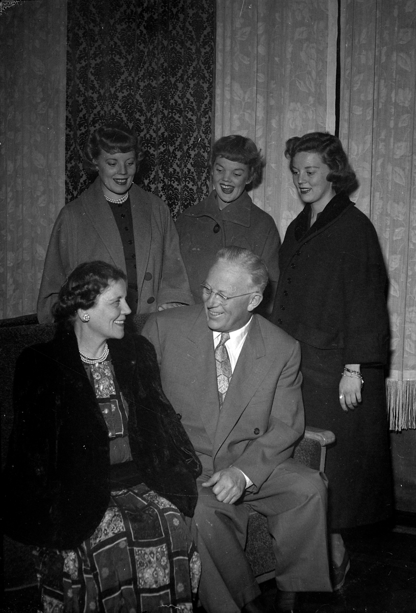Guvernør Earl Warren med kone og døtre fra California