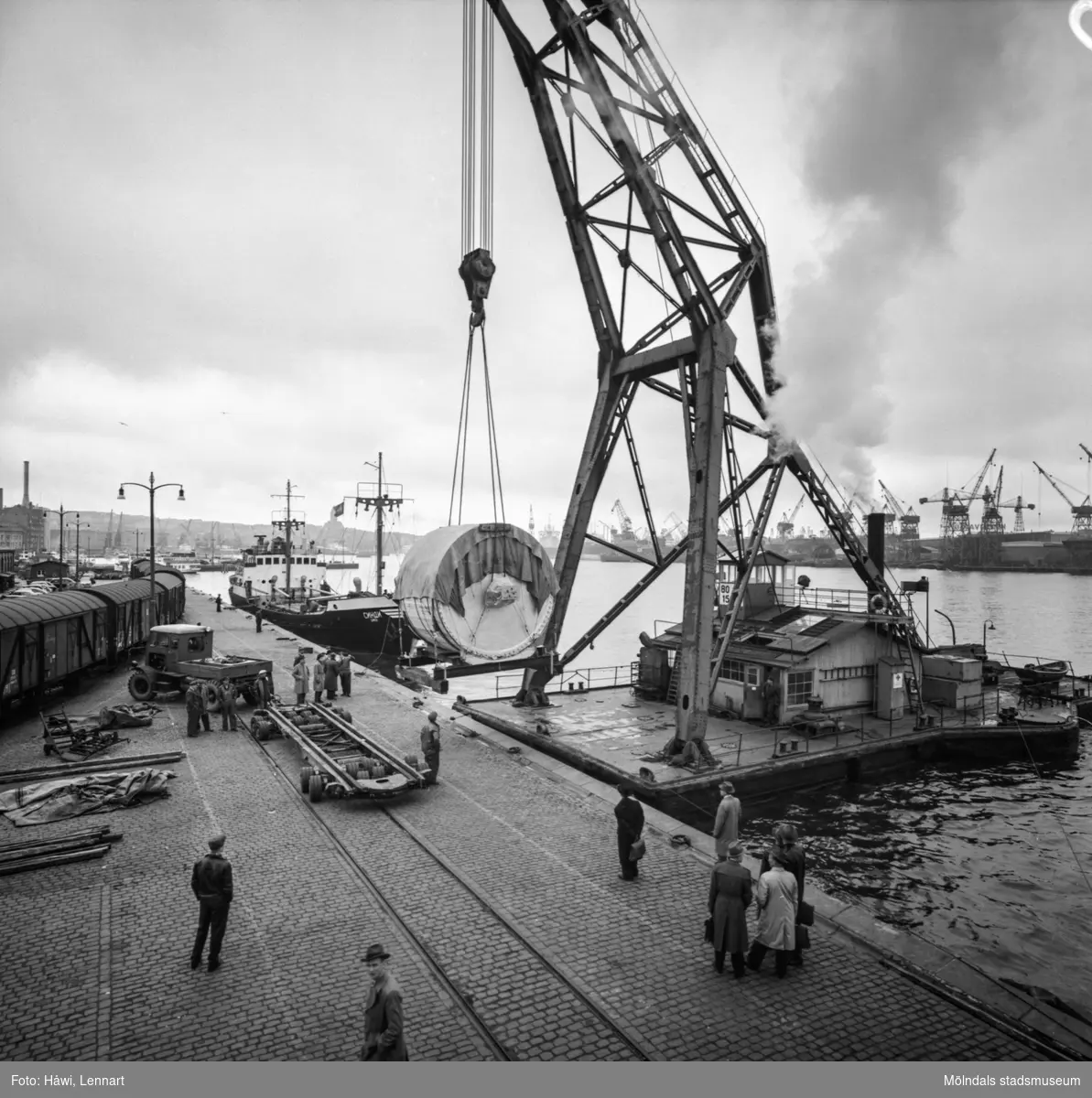 Transport av pappersbruket Papyrus PM2 yankeecylinder. Cylindern lastas på ett lastfordon med hjälp av lyftkran. Göteborgs hamn, 16/4 1957.