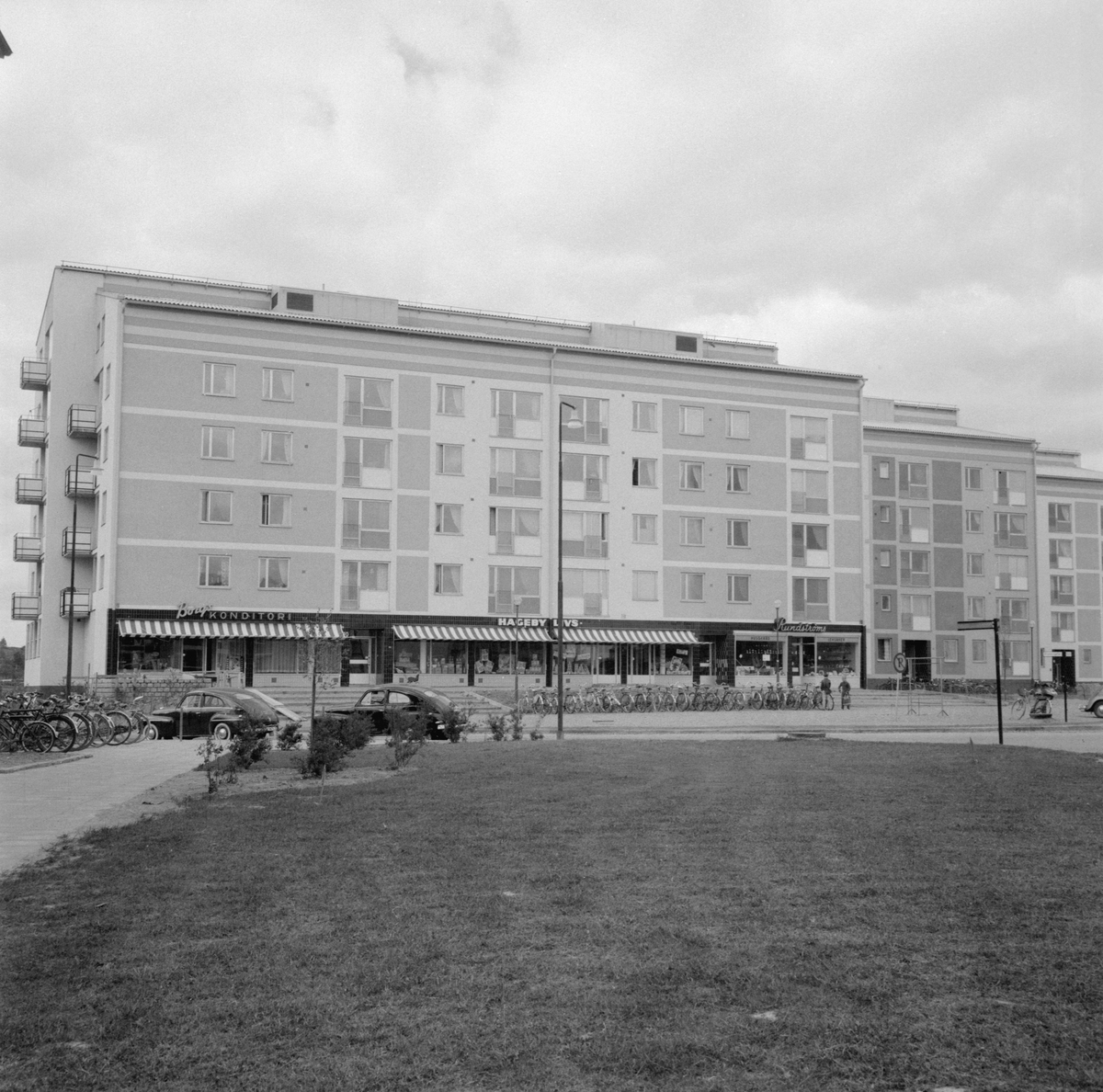 Bäckgatan 10 i Norrköping är ett typiskt exempel på 1950-talets folkhemsbygge med samhällsservice in på knutarna.