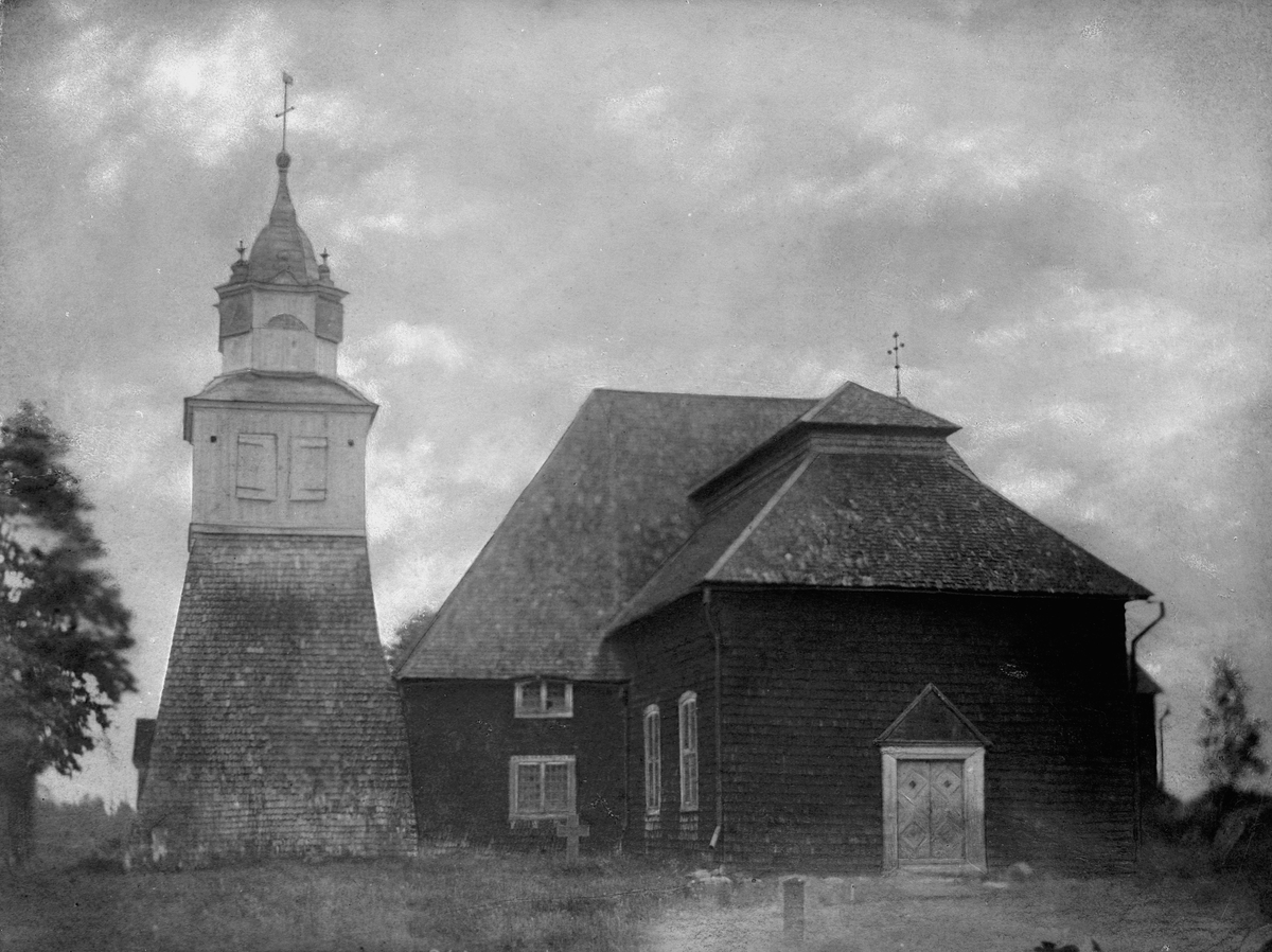 Skinnskattebergs gamla kyrka, kyrkobyggnad.
Skinnskatteberg, Västmanland.
Kyrkan ersattes av en stenkyrka uppförd på samma plats år 1863.
Bilden är en reproduktion (reproår 1940), efter en äldre bild tagen före 1863.