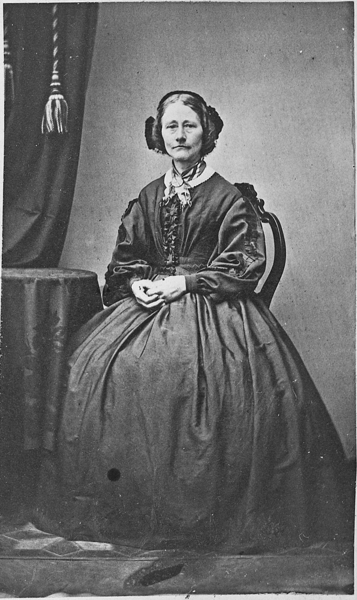 Portrett av Edvardine Koren, datter av Eidsvollsmann Arnoldus von Westen Sylow Koren. Ca 1860.
