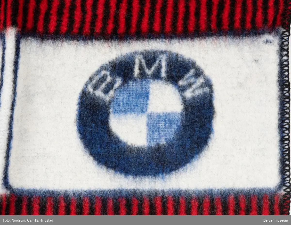 Biltrekk
Striper og BMV-logo i ruter