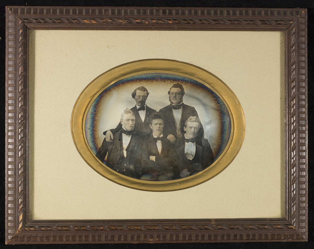 Daguerreotypi av fem herrer. Den ene er trolig Hans Knagenhielm Gran (1829-1922).