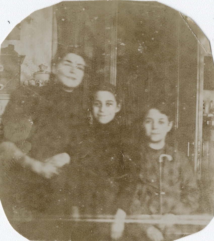 Tre av søsknene i familien Rostin. F.v.: Victoria, Serafima og Nikolaj Rostin.
Det er påskrift på baksiden av bildet.