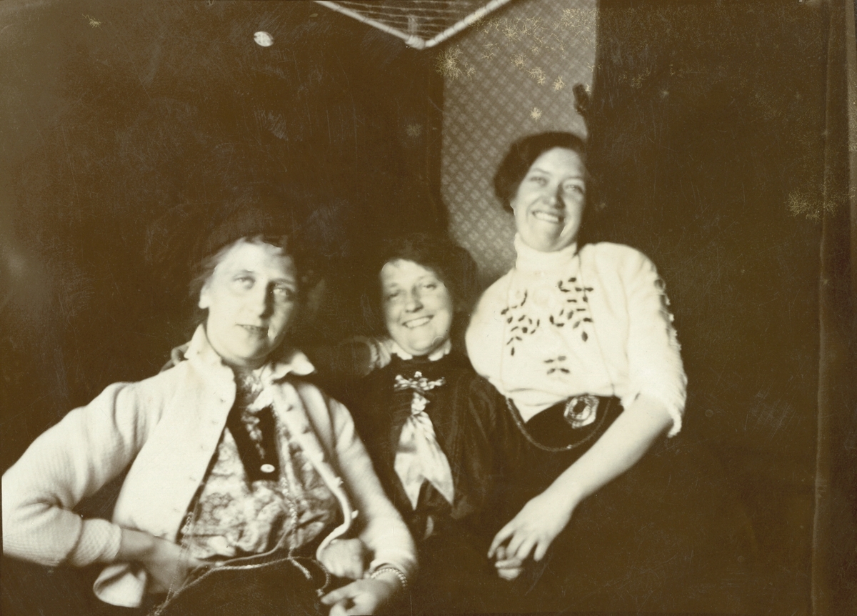 Tre uidentifiserte kvinner. Muligens slekt eller venner av familien Rostin.