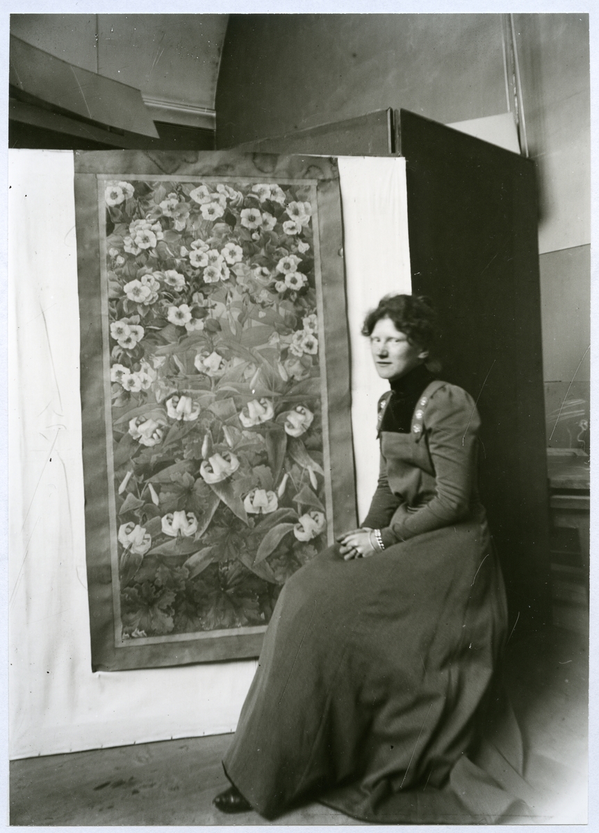 Stockholm. 
Kvinna sittande framför målning. 1901.