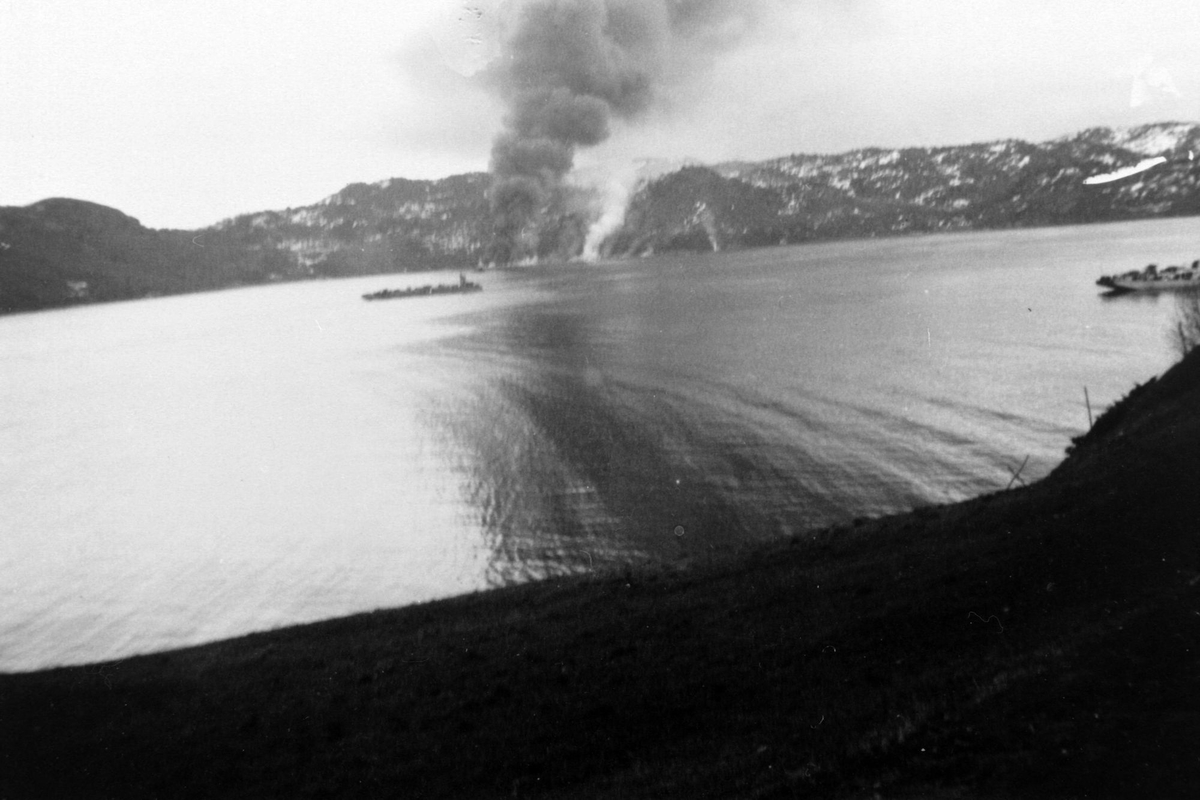Røyk over Kilbotn like etter bombingen av "Black Watch" den 4. mai 1945.