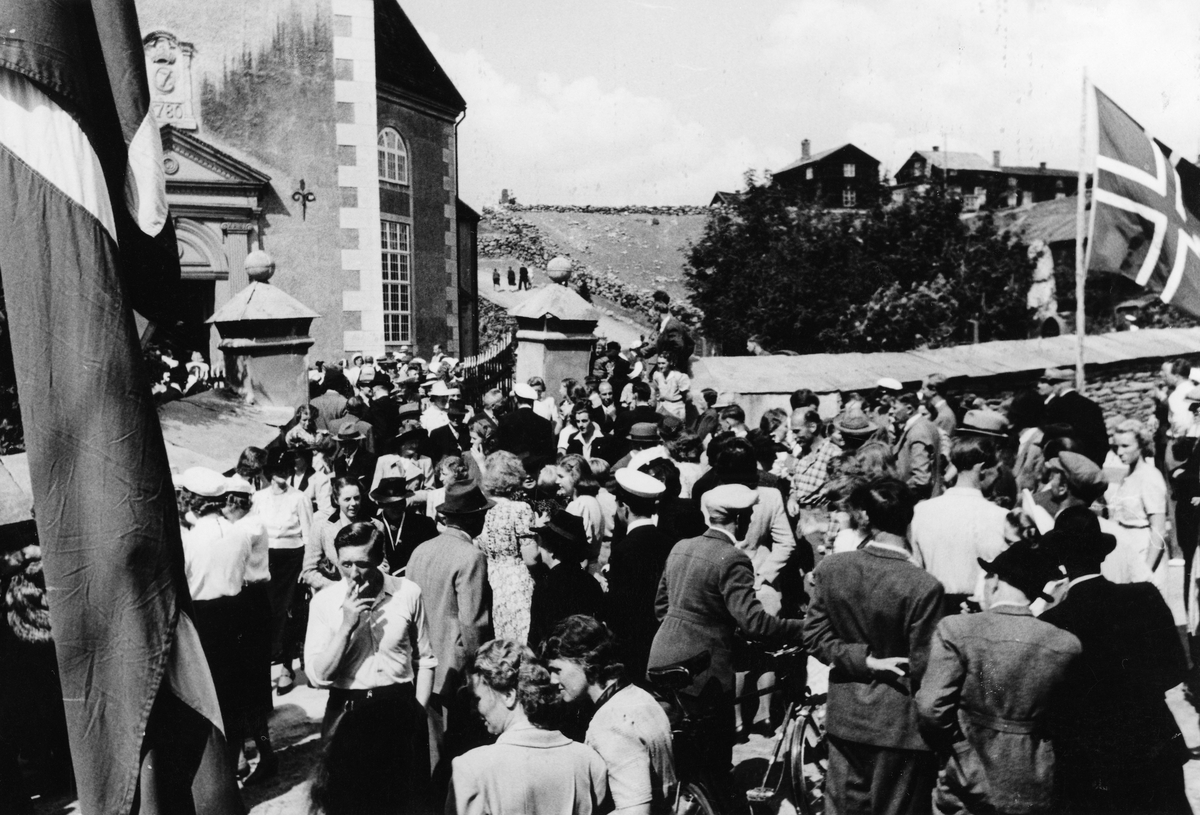 Folkemengde utenfor Røros kirke i forbindelse med høymessen ved 300-årsjubileet for Røros Kobberverk i 1946