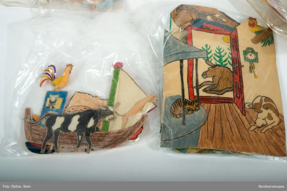 11 poser med pappfigurer for filttavle, laget av barn og sannsynligvis ansatte i barnehagen. Hentet på Stella Maris Barnehage