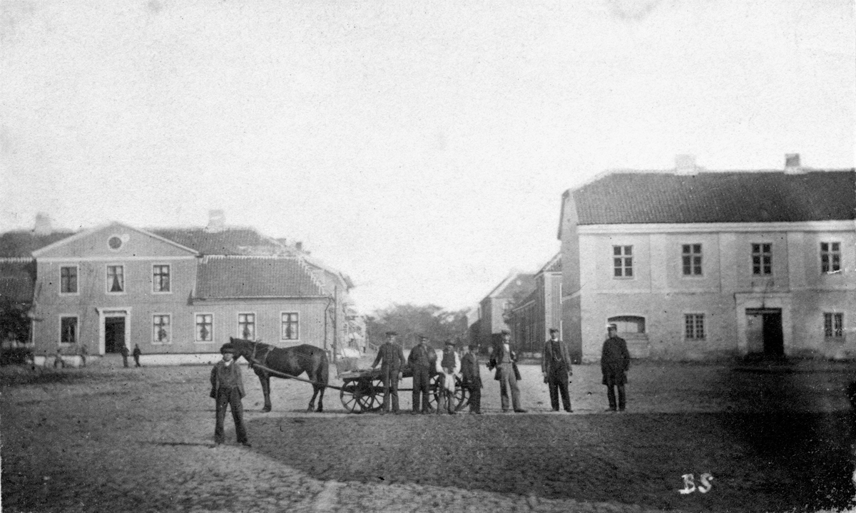 Varbergs torg med kvarteret Apotekaren till vänster och gamla Rådhuset till höger. Torggatan. Bilden tagen före 1863 års stadsbrand. Bilden tagen mot öster.