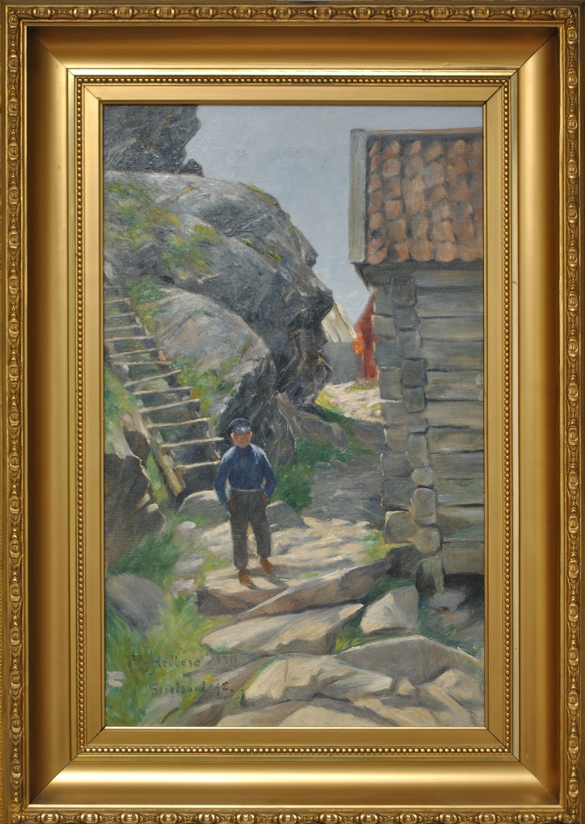En pojke i blått står i solkskenet nedanför en trätrappa som t.v. leder upp på en bergsknalle. T.h. ses en knuttimrad sjöbod med tegeltak.