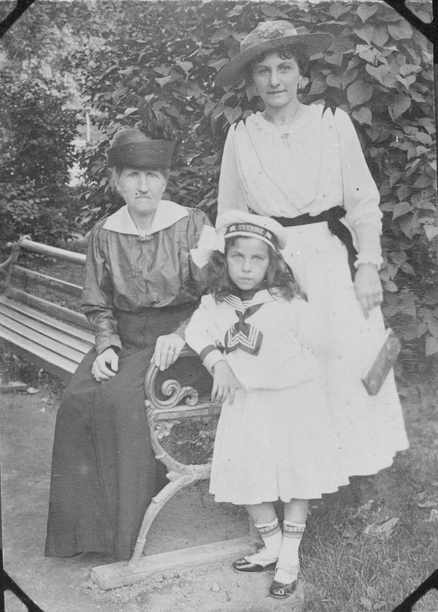 La Bella Ingeborg med modern Brita Gröning och dottern Hélenè.