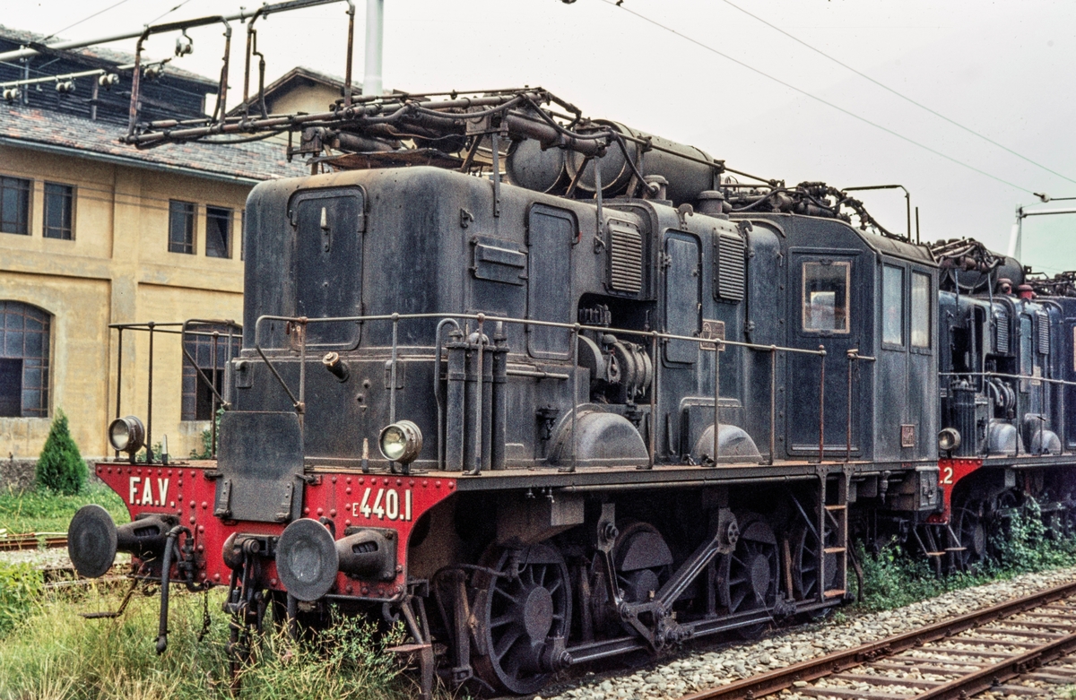 Elektrisk lokomotiv for trefase strøm muligens 16 2/3 Hz, på FAL (Ferrovia Alta Valtelina) i Italia. Foto i Tirano, Italia