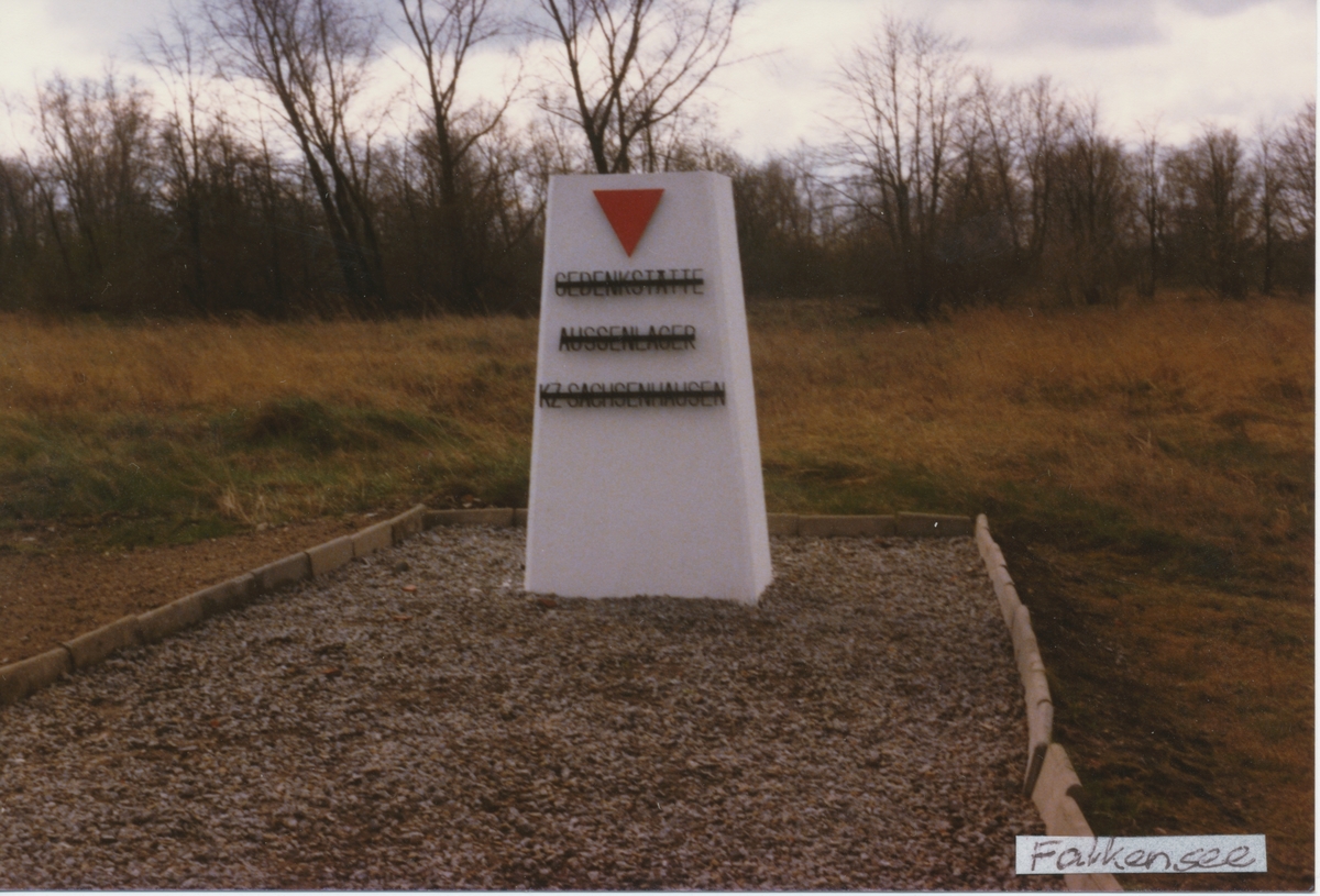 Minnestøtte i Falkensee 20. april 1980. Fra tur til Berlin 17.-24. april 1980 arrangert av "Foreningen for politiske fanger".