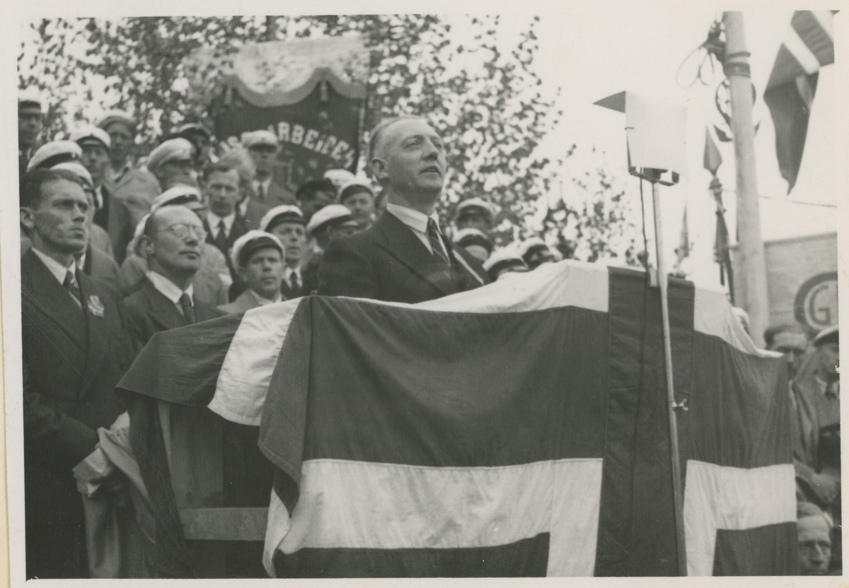 17. mai 1945, folketogets avslutning på festplassen på Skarremyren.

Bilde 1: Folkemengde.
Bilde 2. Kst. ordfører Henry Jacobsen holder tale for dagen