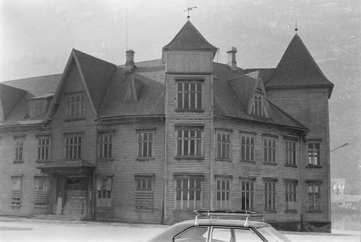 Det gamle rådhuset i Odda /Hotel Hardanger sett mot sør-vest.