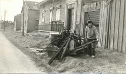 Konrad Halonen foran Halonengården i Slettengt. i Vadsø. Ca 