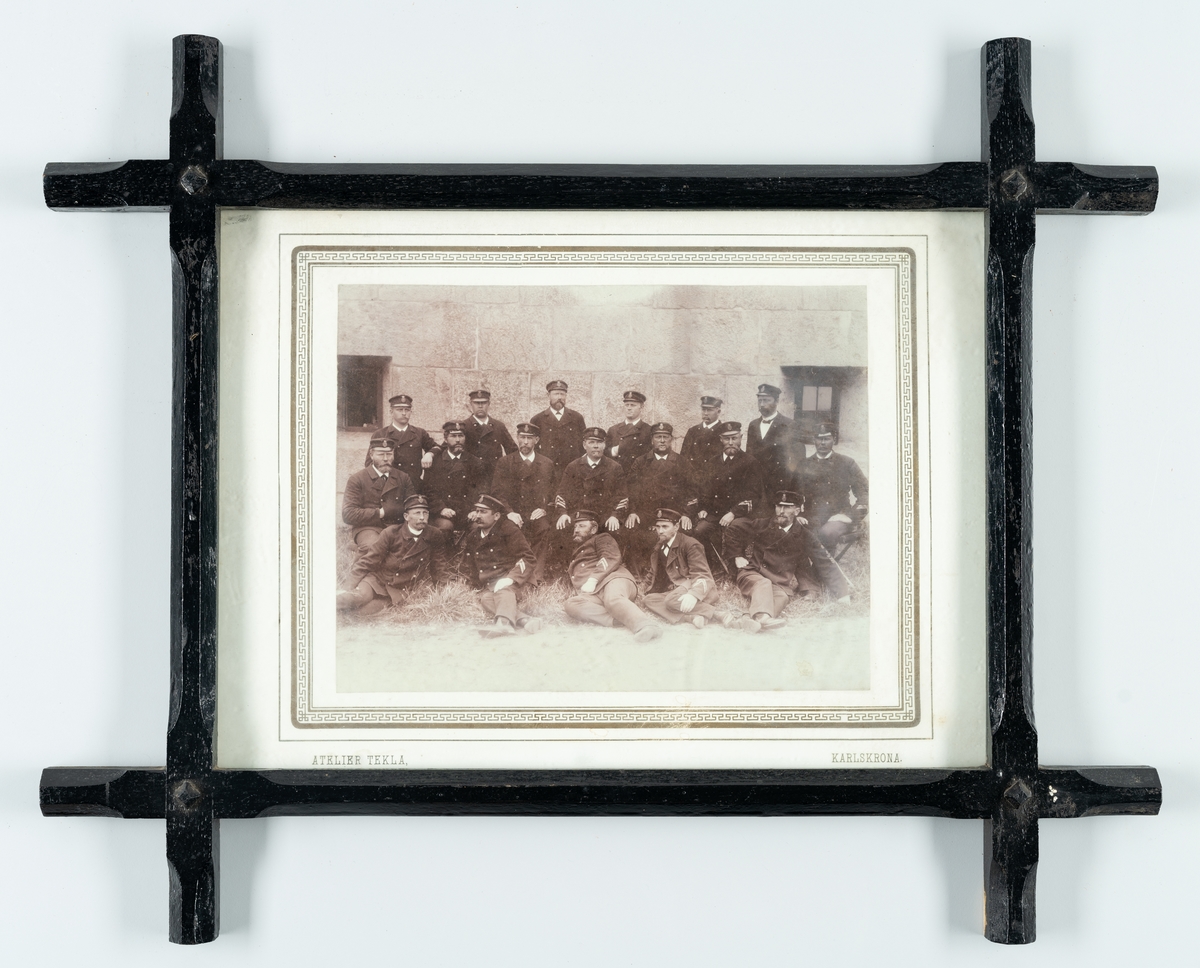 Bilden visar sjöunderofficerare på Kungsholms fort omkring 1897.
