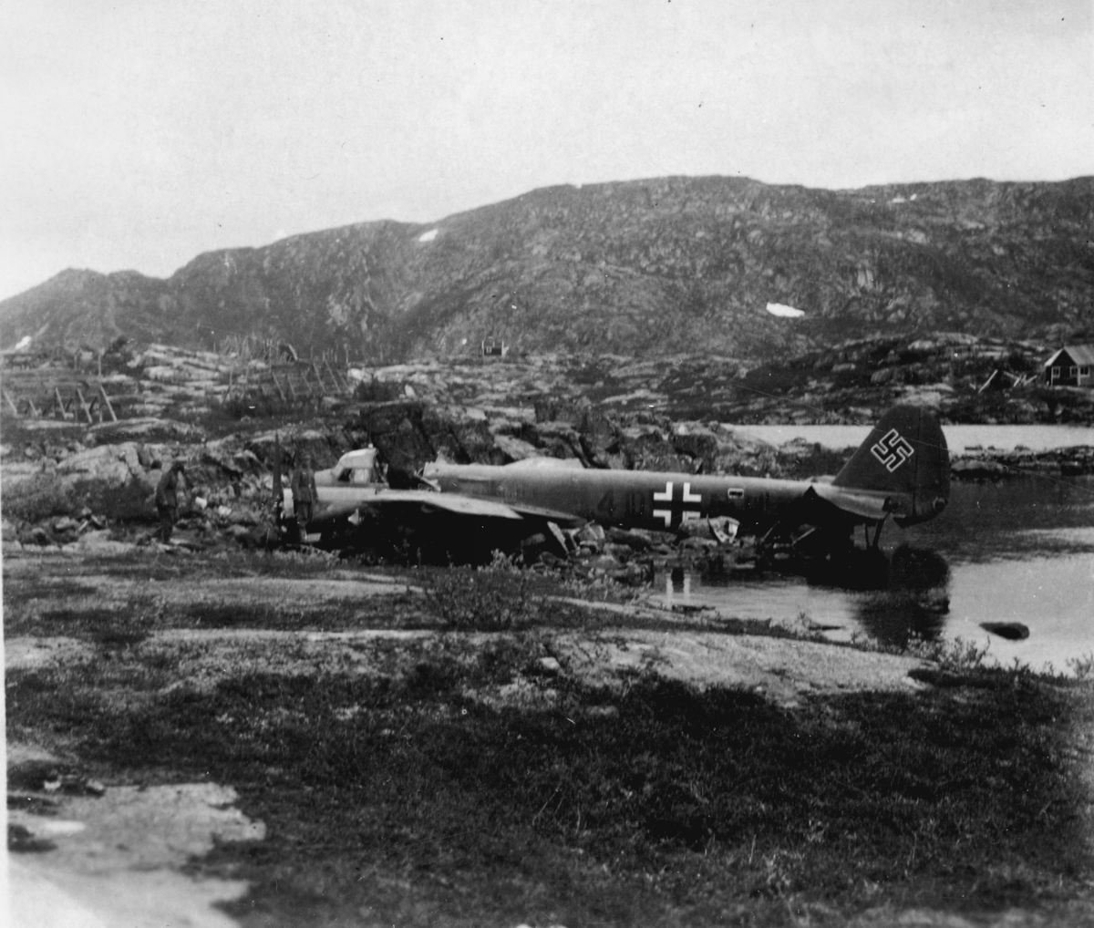 Vraket av et tysk Junkers 88 bombefly på Bjørnfjell. Rundt flyet står ...