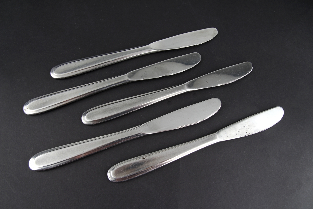 Fem bordkniver med avrundet blad.