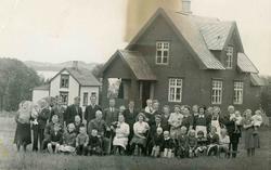 Bryllup og bryllupsgjester på Skjenaust ca. 1945. Brudeparet