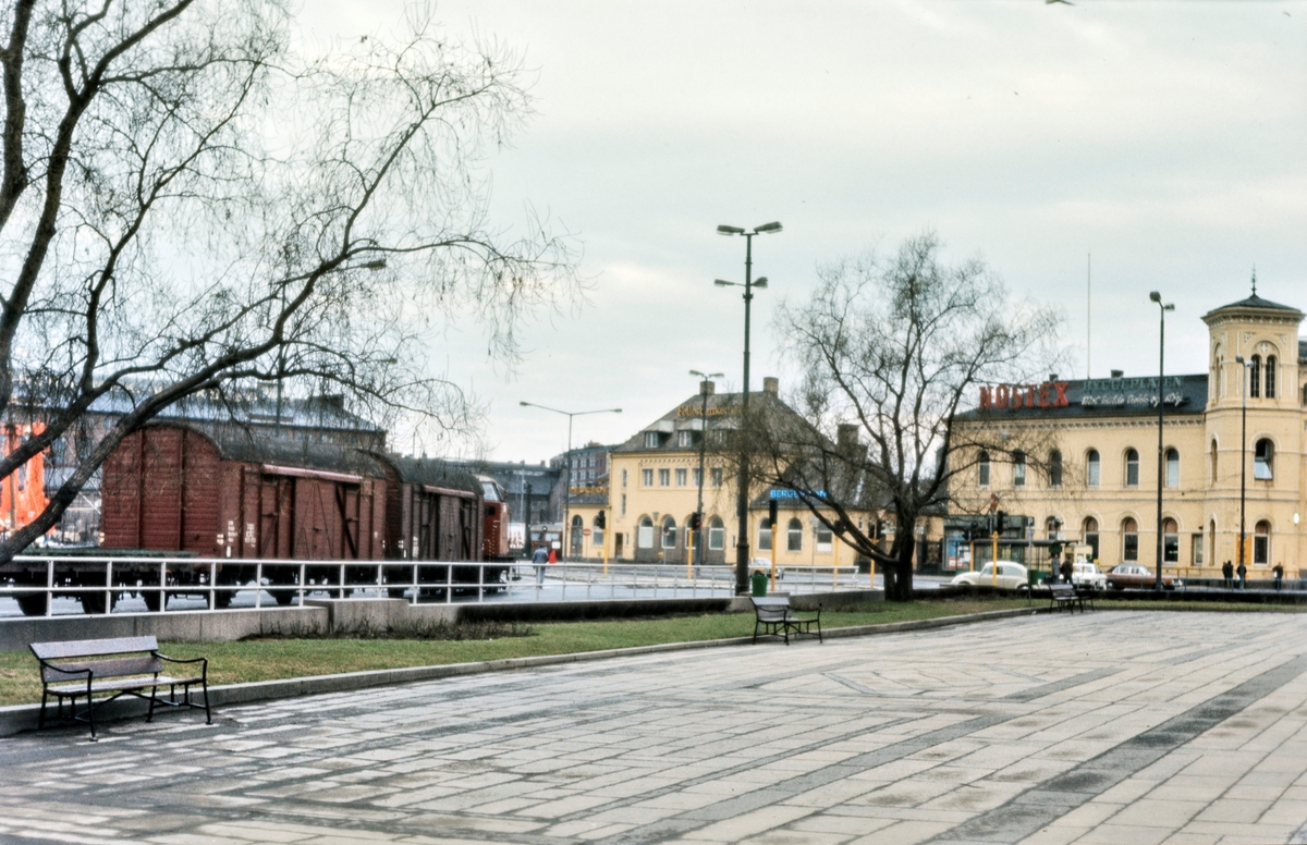 Diesellokomotiv Di 2 nr. 847 med godstog til Filipstad på Havnebanen foran Oslo Vestbanestasjon