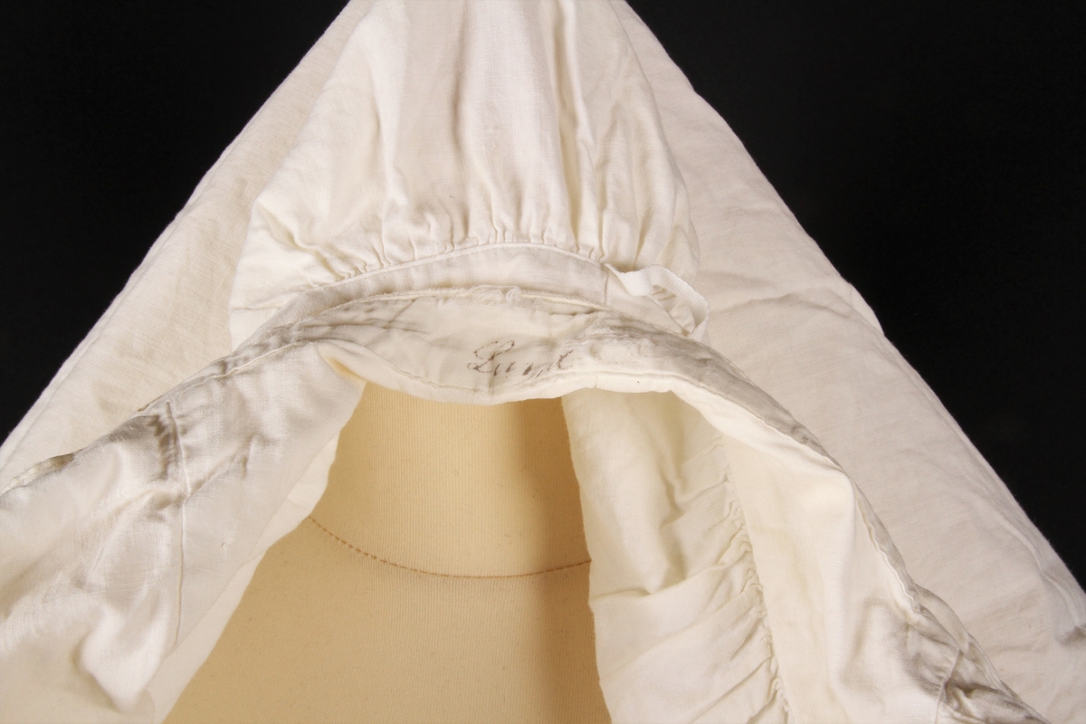 Sydd i hvitt, innfelt bryststykke i et annet stoff. I skjortekragen står Lund, stemplet inni et erme 39.