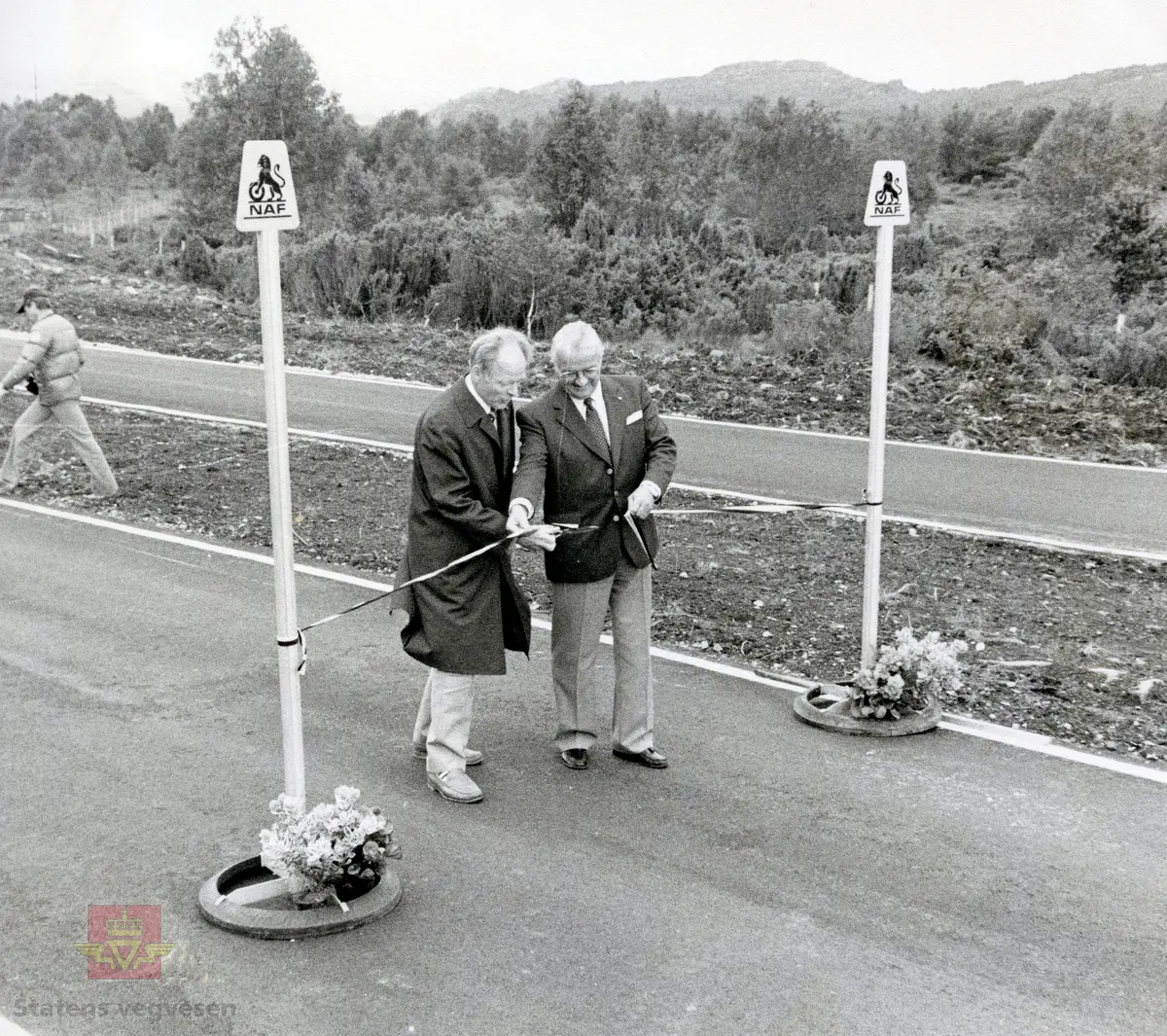 Tidligere Vegdirektør Eskild Jensen og NAF`s president Olav Markhus åpner glattkjøringsbanen i Tysvær ved Skjoldastraumen, den første i Rogaland. 1980-tallet.