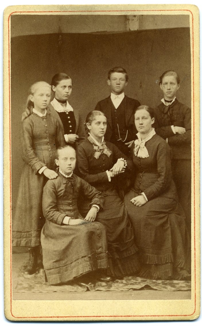 Kabinettsfotografi: gruppbild med de 7 syskonen Ryman. Sittande fr vänster: Sigrid, Agnes och Anna. Stående fr vänster: Jenny, Lisen (Elisabeth), Nils samt Hilda.
