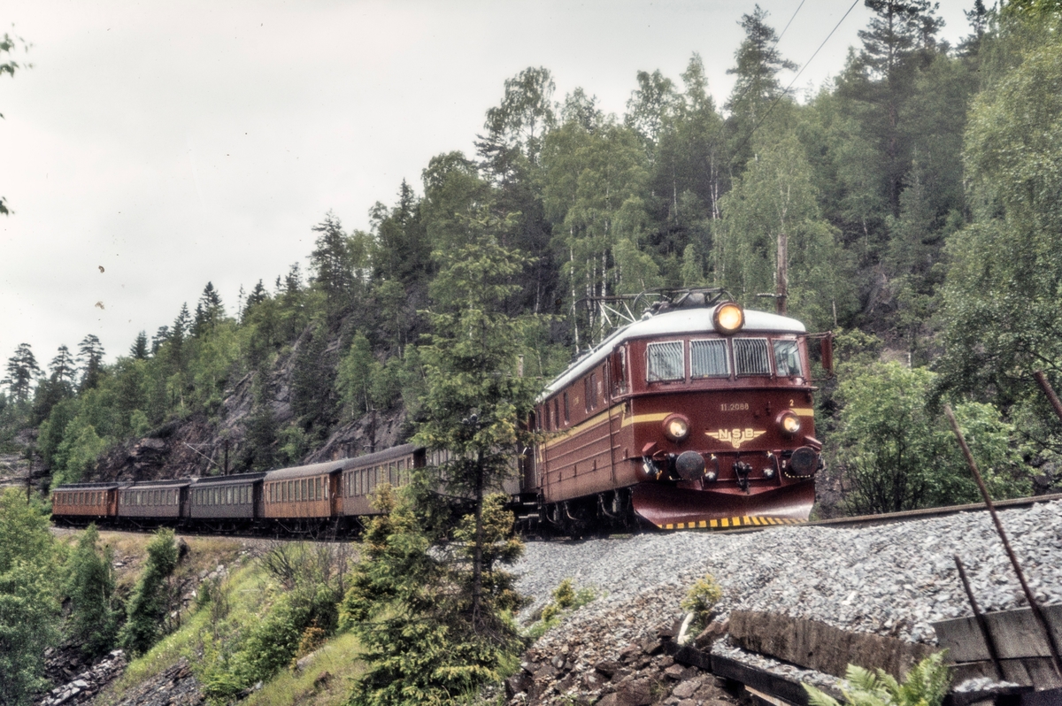 Elektrisk lokomotiv El 11 2088 med persontog 214 fra Jaren til Oslo Ø mellom Sandermosen og Kjelsås stasjoner