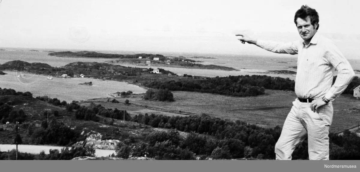 Ordfører i Averøy, Jarle Haga (V) peker ut traseen for Atlanterhavsveien mellom Averøy og Eide.  Bildet er fra avisa Tidens Krav sitt arkiv i tidsrommet 1970-1994. Nå i Nordmøre museums fotosamling.