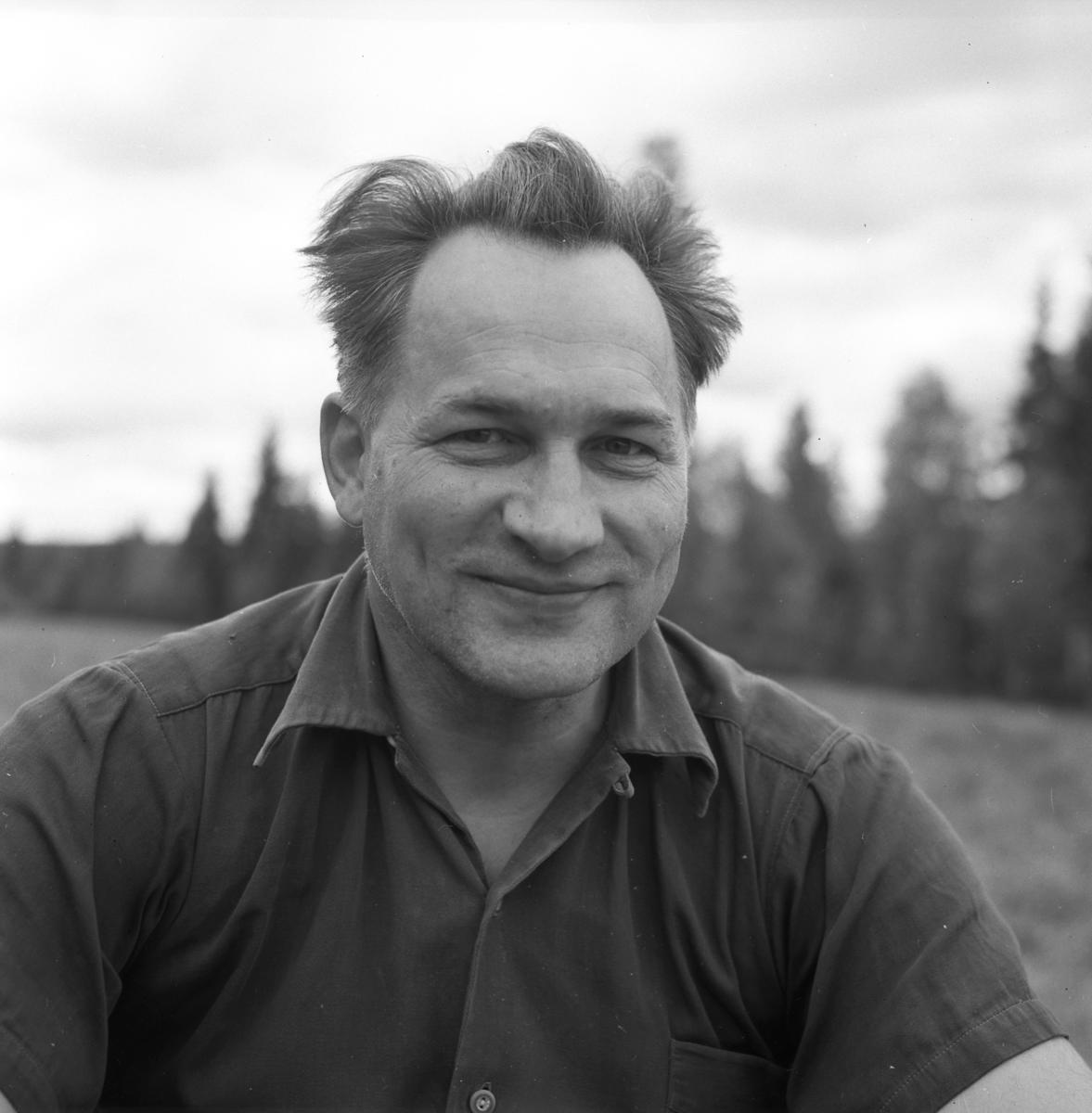 Portrettfoto av Arne Beckelund i svart/hvitt