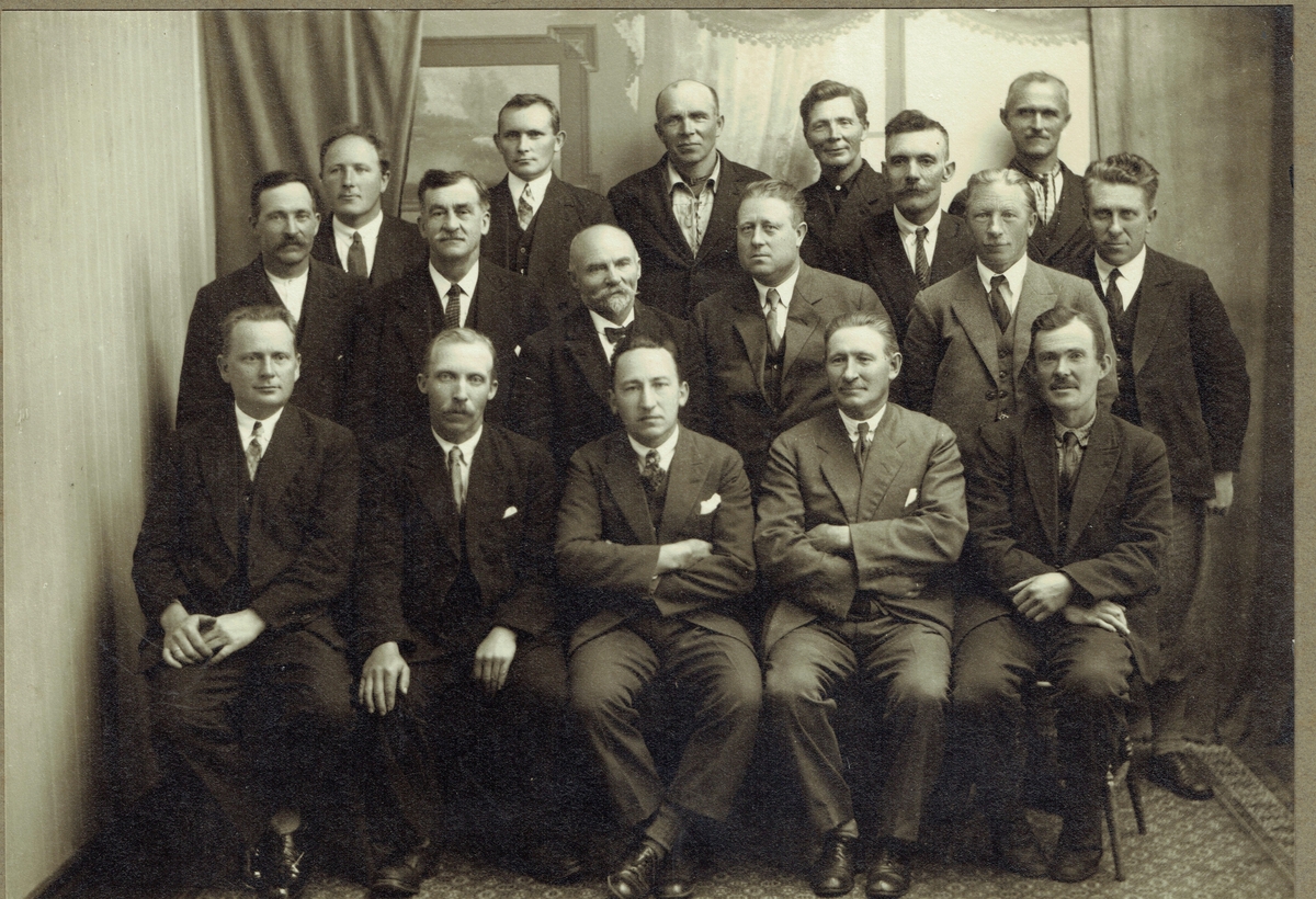 Gruppebilde av kommunestyre i Nesna seint i 1930-årene.