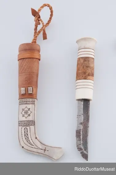 Kniv med slire i ornamentert reinhorn, tre, skinn og stålblad