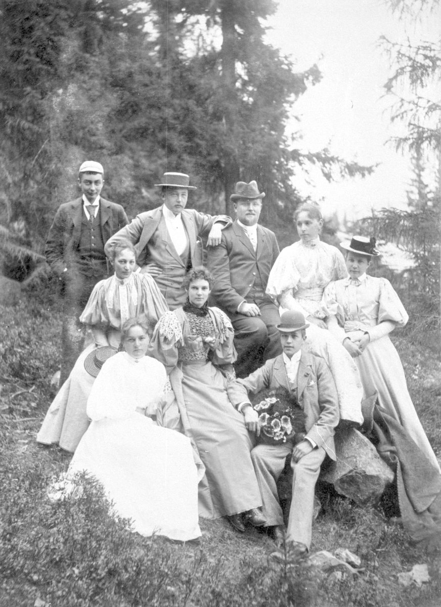 Fire menn og fem kvinner ute i skogen ved Tonsåsen sanatorium.