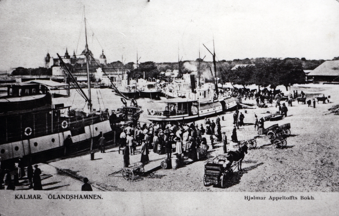 Vykort som visar färjetrafik och pågående handel vid Ölandshamnen i Kalmar.