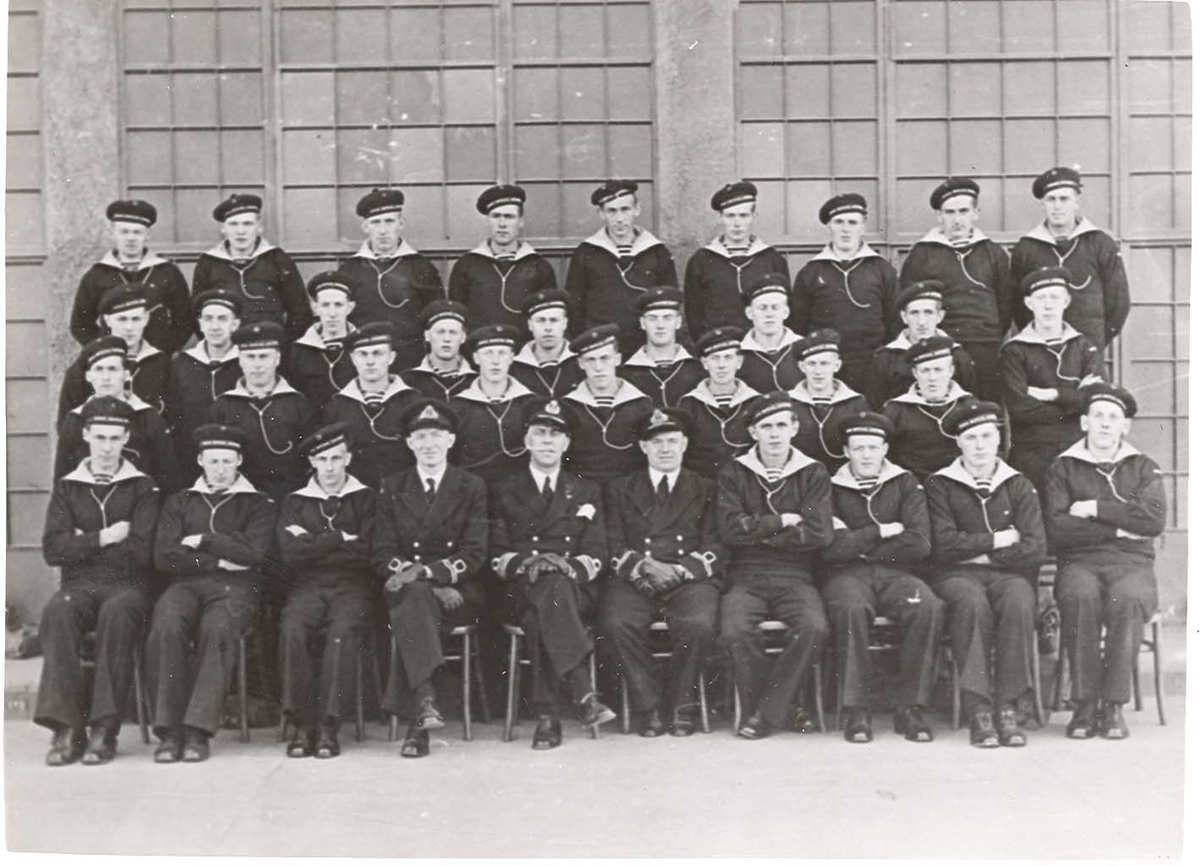 Enkeltbilde. Kursgrupper ved HMS Royal Arthur. I front skolesjef OK Jahn Collet-Müller. Høsten 1941.