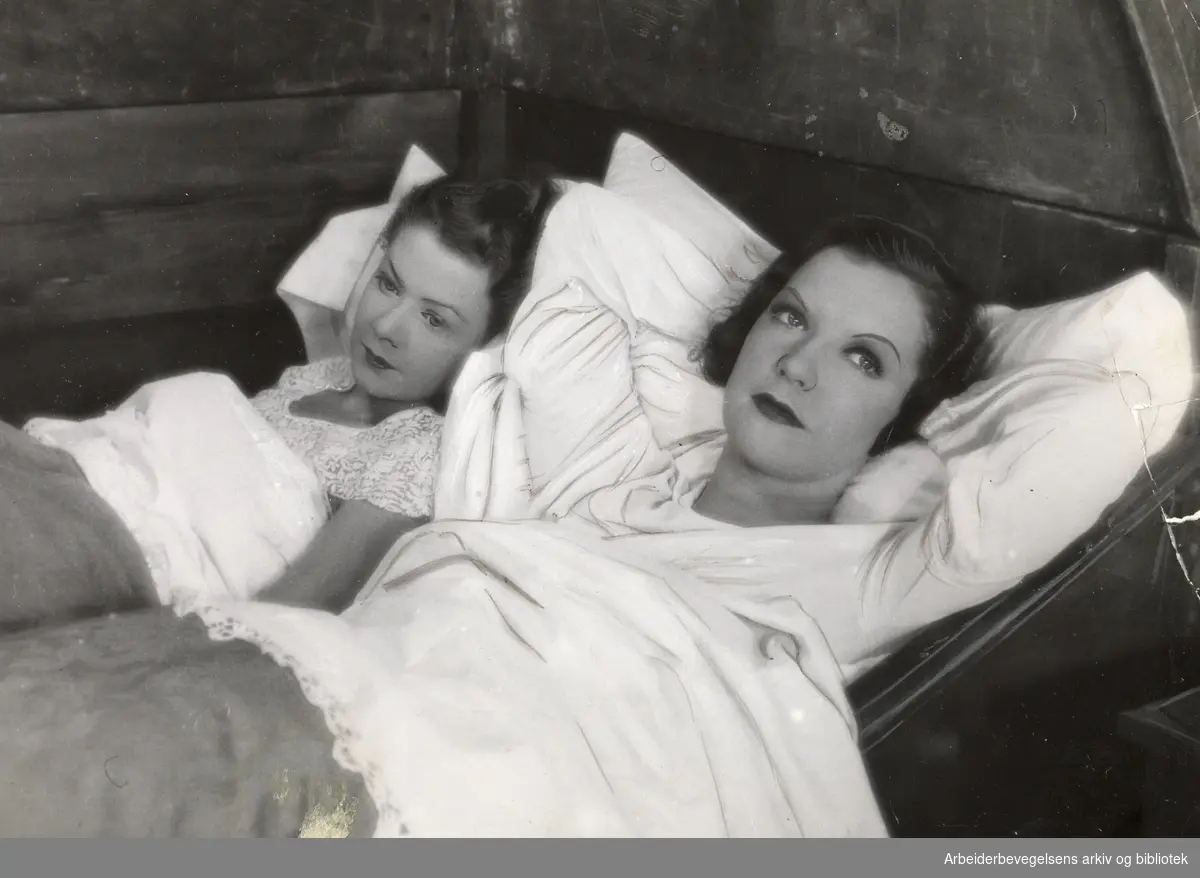 Stillsfoto fra innspillingen av Helge Lundes spillefilm "Sangen om Rondane" i 1934. Sonja Wigert og Kirsten Heiberg.