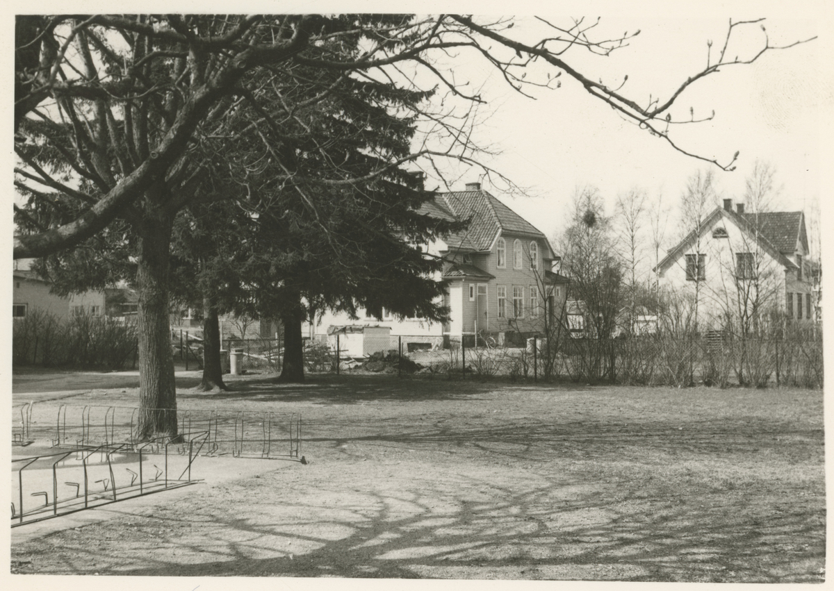 Høiden skole, tre bilder.
Historikk: Flyttet fra Rygge til Moss i 1938. Revet i 1968.