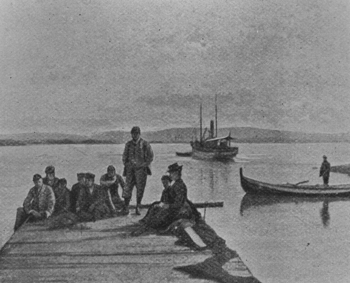 Bildet viser tegning av Sir Henry Seaton Carr sitt jaktselskap som ankommer Hitra med fastlandet i bakgrunnen, og en føringsbåt til høyre.