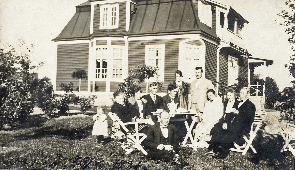 Förlovningsfest vid Villa Norborg, Öster i Växjö. 1921.
